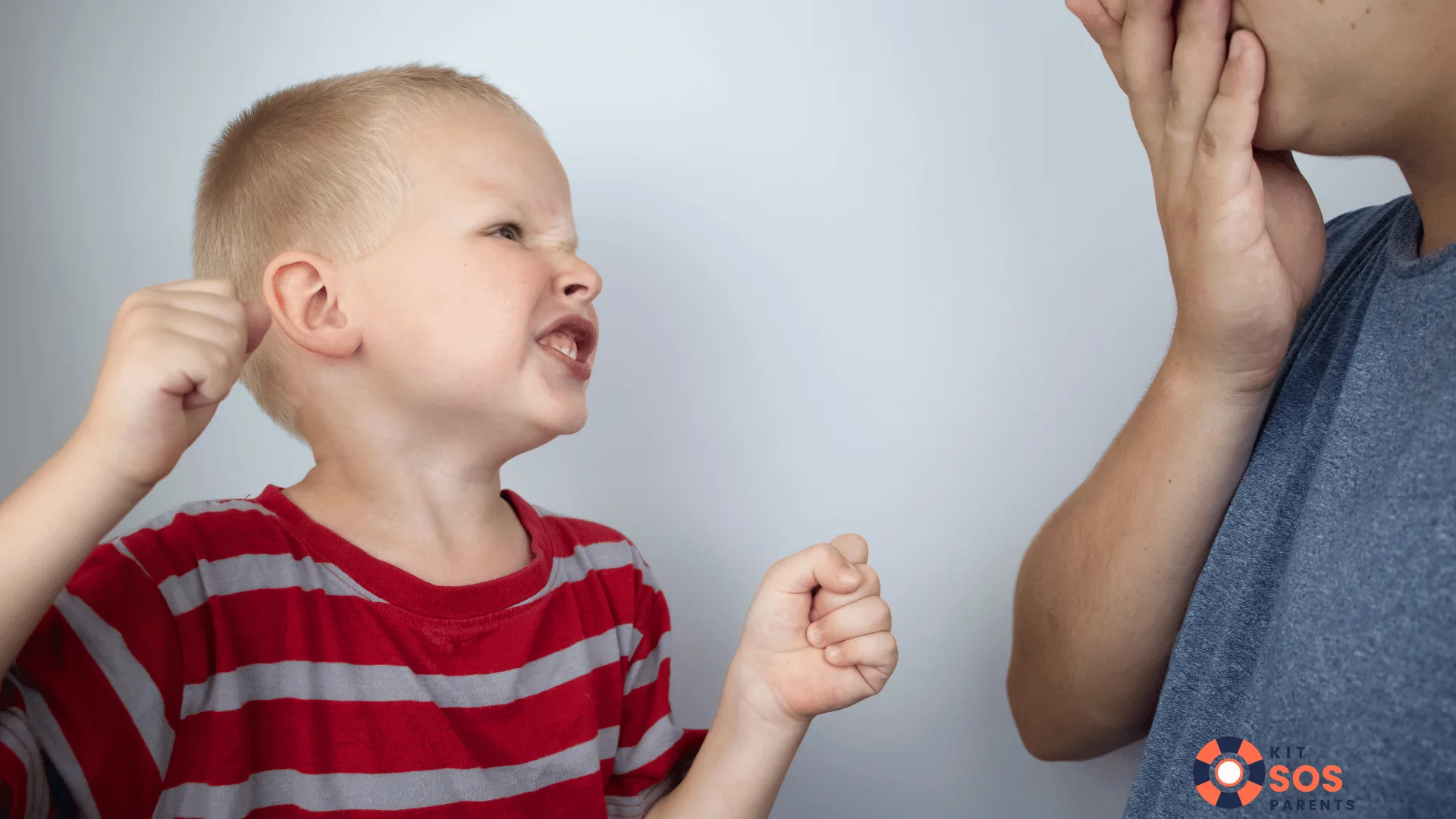 enfant en colère qui tape
